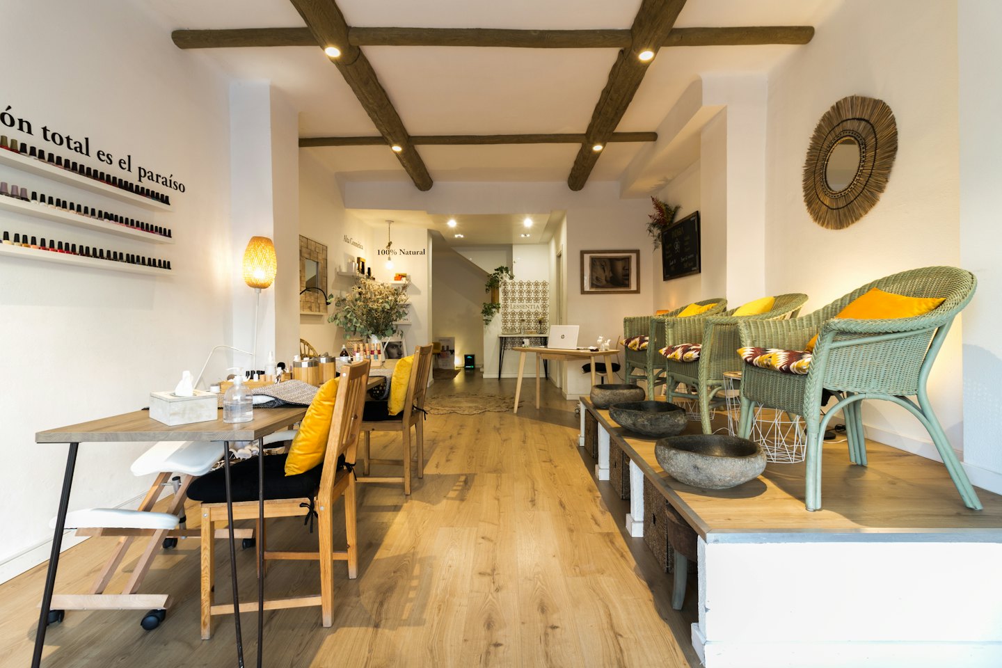 Moderner Salon mit Manikürestationen und Fußpedikürestühlen mit Steinbecken.